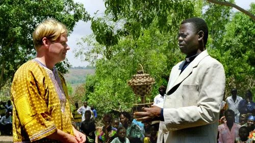 En stor välkomstfest ordnades för Rimforsaborna i Mukimbungu. Här får pastor Larz Netz motta en gåva av värdförsamlingens pastor Alphonse Madiadia Makanda.