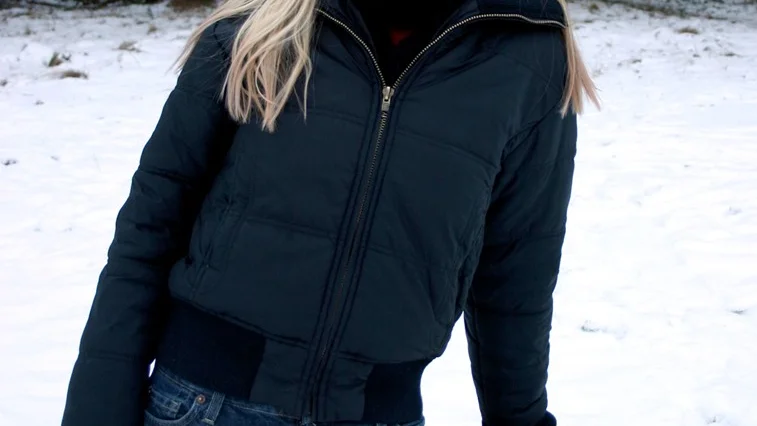 -- Det är skönt att bo hemma, men man måste få leva sitt eget liv någon gång, tycker Erika Halme, som bor med sin familj i Slaka. Jag kan tvätta själv, men mamma måste hjälpa till med gardiner och hon får gärna komma och laga mat ibland. Bild: JAKOB WAGNER
