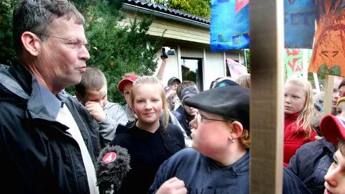 Wolmar Unemo (c) fick ta emot protester från bland andra Kim Brax och Alexander Danielsson. Bild: MIA KARLSVÄRD