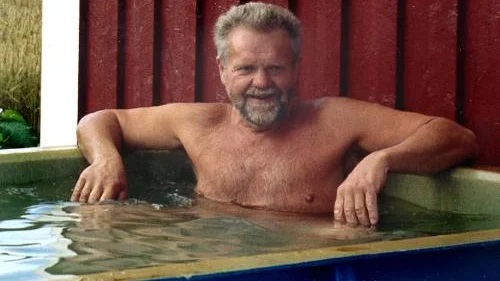 Göran Andersson tar gärna ett dopp i sin pool, eller badbalja, på altanen. I dag är det öppet hus på gården, då fritidsbonden fyller 60 år.
