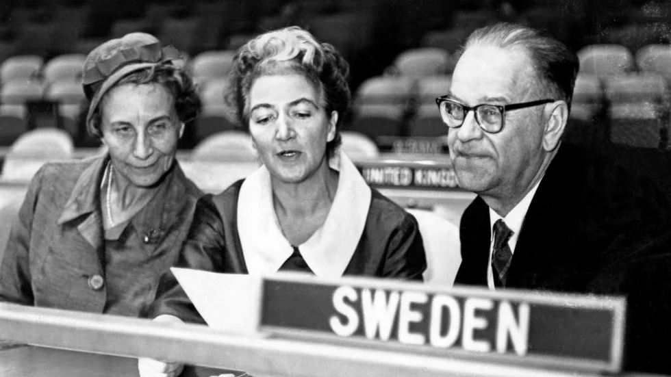 Agda Rössel (i mitten av bilden) var Sveriges FN-ambassadör 1958-64.  Efter tiden i FN utsågs hon till ambassadör i Belgrad (1964-69), i Prag (1969-73) och Aten (1973-76). På bilden syns hon med statsminister Tage Erlander och hans fru Aina Erlander.