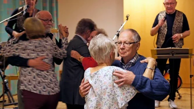Med en trerätters middag i magen blev det fart på dansgolvet.
