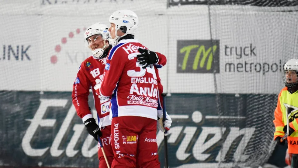Matchhjälten. Anders Englund kramas om efter det så viktiga 2–1-målet. "Det är Toumas som ska ha credden för målet jag hade bara att dra in den" säger Englund om förspelet från Liukkonen.