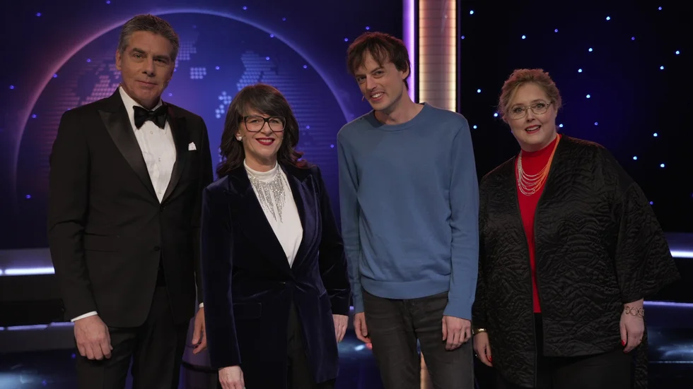 Programledaren Mikael Tornving tillsammans med Anna Charlotta Gunnarsson, vinnaren Jonas von Essen och Hanna Dorsin. Pressbild.