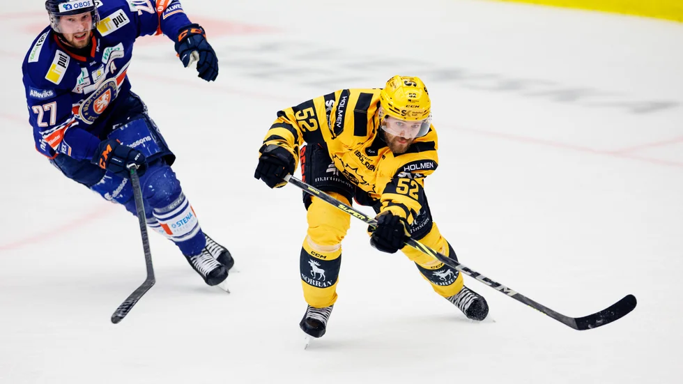 Skelleftekillen Martin Lundberg, till vänster, stod för en delikat framspelning till 1–0-målet i den andra periodens slutsekunder, och Arvid Lundberg, till höger, var en av AIK:s främsta i SM-final 5:7.