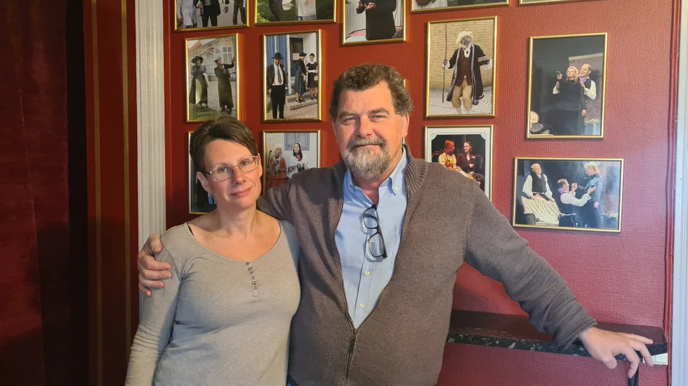 Det är fullt upp på Komedianterna i Vimmerby och nu är man mitt i förberedelserna inför den populära stadsvandringen. Hanna Svensson och Anders Enqvist ser fram emot sommarens arbete. 