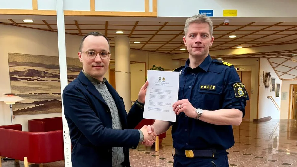 Isak Utsi (S), kommunalråd i Arjeplogs kommun, och Andreas Nyberg, lokalpolisområdeschef Pite älvdal, har presenterat de nya medborgarlöften för 2023–2024.
