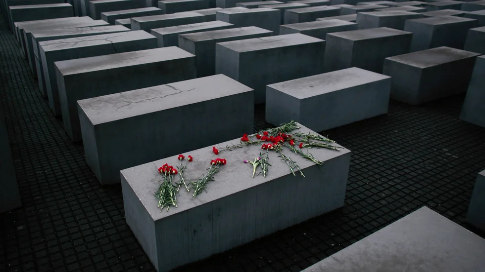 Blommor på en av betongplattorna vid Förintelsens minnesmärke i Berlin. Ett land där antisemitismen återigen har intagit det offentliga rummet.