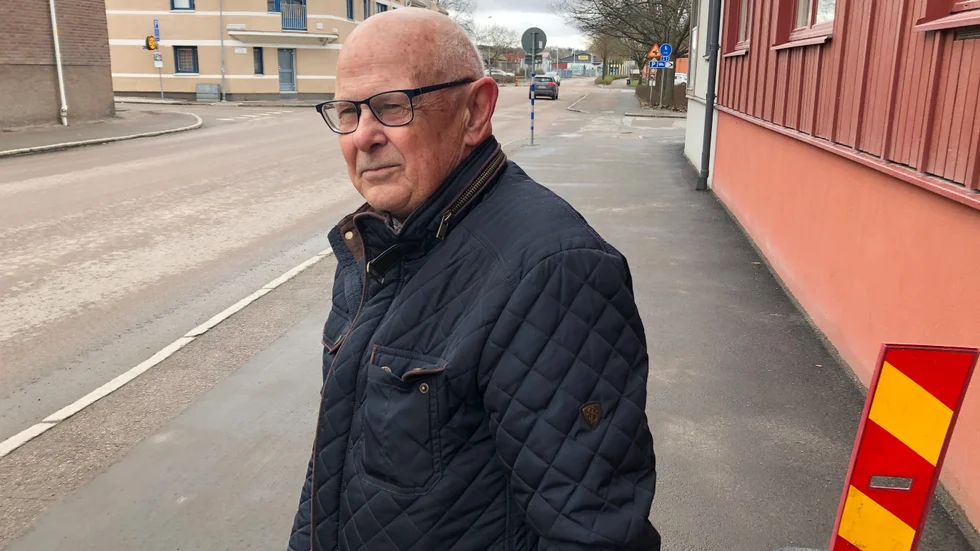 Rolf Svedberg, boende på Ågatan i Enköping är orolig att bli påkörd av en cykel när han går på trottoaren utanför hans hus. 