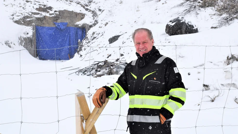 Bakom Jörgen Olsson syns en av gruvöppningarna som är ingången till den djupa koppargruvan. Bolaget kan konstatera att gruvan får en otrolig livslängd, hela 70 år, räknar man med.