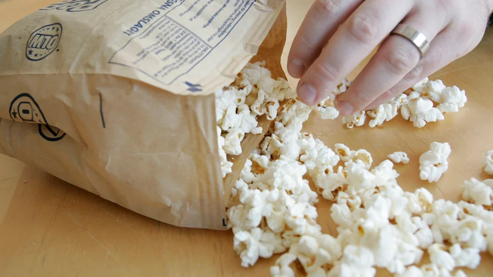 Tio av tolv testade mikropopcorn innehåller inte för höga halter av PFAS, visar ett test från Råd & Rön.