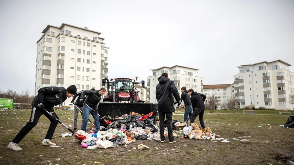 Fotbollslaget Vaksala SK hjälpte till att göra rent i Ekoparken.