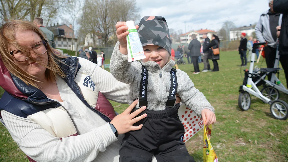 Storfiskaren "Abbe" 2 år hade fiskelyckan med sig i fiskdammen och drog upp både det ena och det andra. Moster Laila tyckte det var bra att han gillade tandkrämen minst lika mycket som godispåsen.