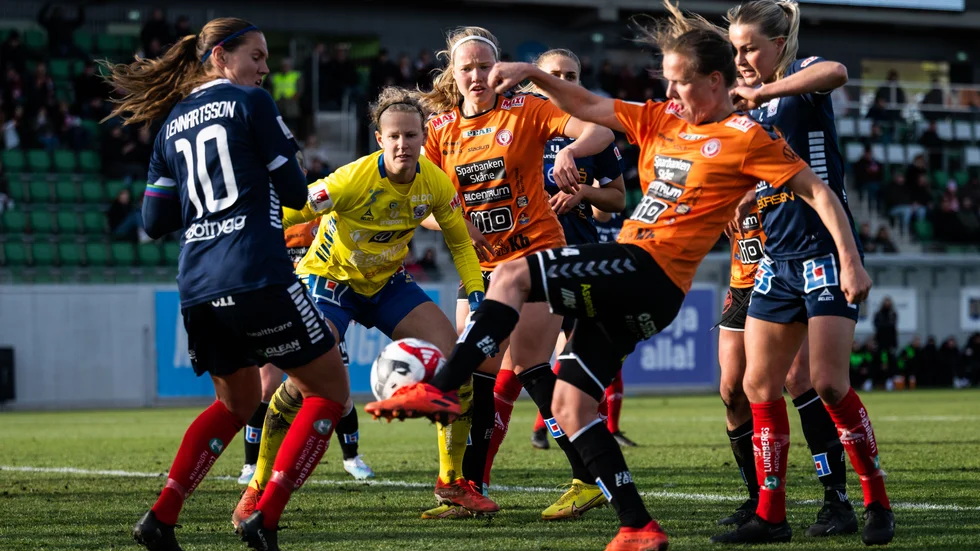 Cajsa Andersson och Emma Lennartsson i Linköping FC fick kämpa hårt i fredagkvällens match mot Kristianstad. LFC förlorade med 0-1. Nu kan guldtåget redan ha gått i årets allsvenska.