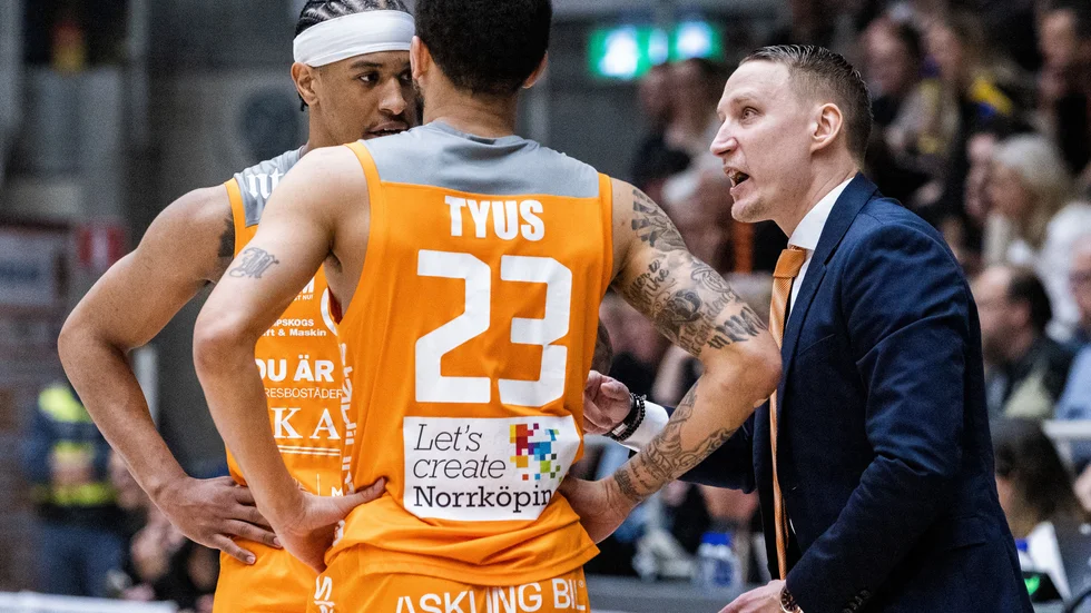 Mikko Riipinen med två av sina stjärnor som är på väg att ta klubben till ett nytt SM-guld, Devonté Green och Marcus Tyus.