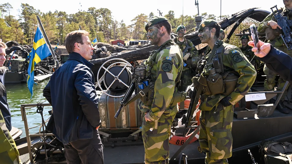 Statsminister Ulf Kristersson (M) besöker militärövningen Aurora 23 där svenska amfibiesoldater övar anfall med Royal Marines på Korsö i Stockholms skärgård under måndagen. I bakgrunden en stridsbåt 90.