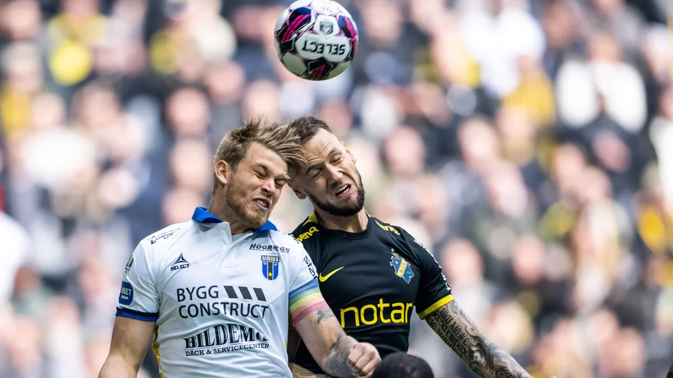 Marcus Mathisen och Alexander Milosevic i en nickduell under fjolårets match på Friends mellan AIK och Sirius.