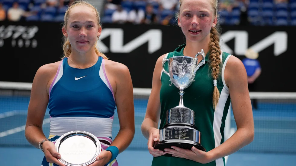 Mirra Andreeva (till vänster) efter finalförlusten i flickturneringen i Australian Open tidigare i år.