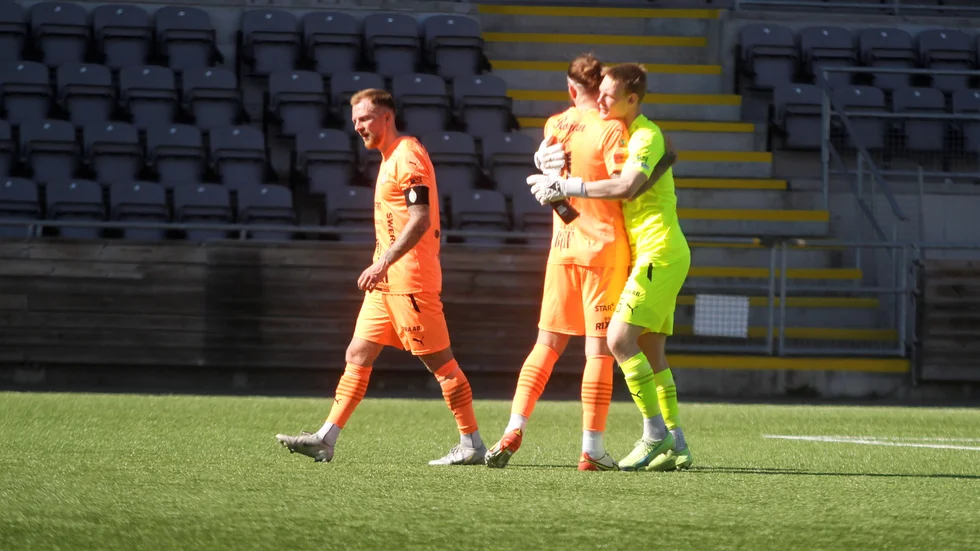 Wahlfrid Nilsson kramas om efter sin debut i AFC-målet.