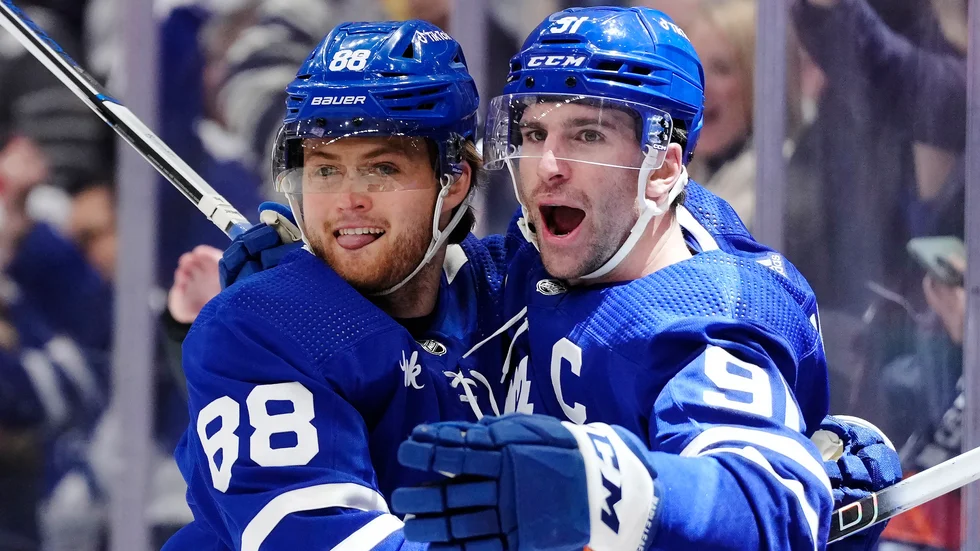 Torontos tremålsskytt John Tavares firar med ettmålsskytten William Nylander. Toronto besegrade Tampa Bay med 7–2 i den andra matchen mellan lagen i första slutspelsrundan i Stanley Cup.