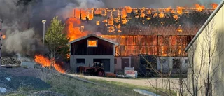 Ladugårdar förstördes i brand – släckningsarbete hela natten