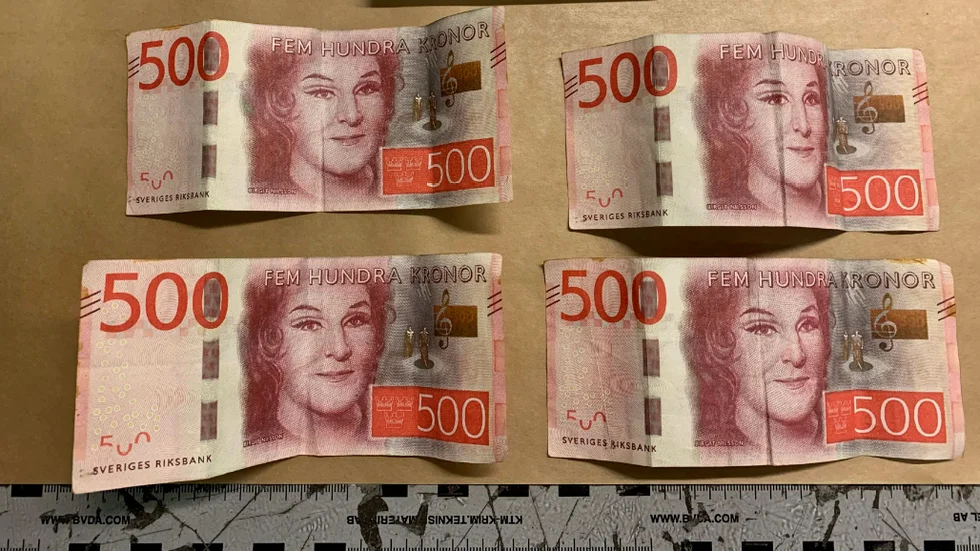 Här är de fyra falska sedlarna som polisen tog hand om.