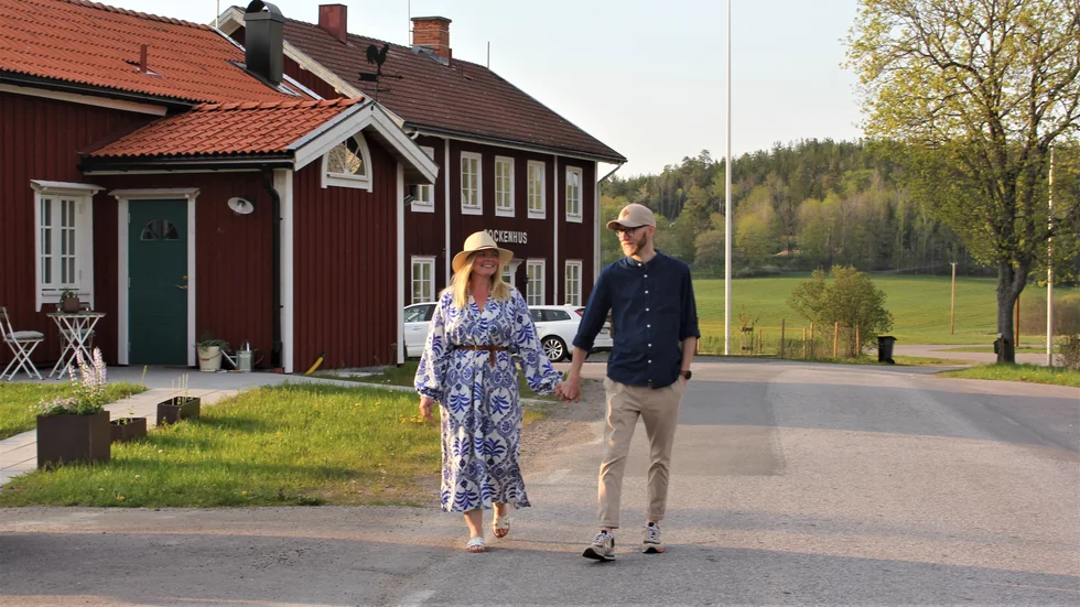 Det lilla röda torpet ligger alldeles utmed landsvägen, intill sockenhuset och snett emot kyrkan. 