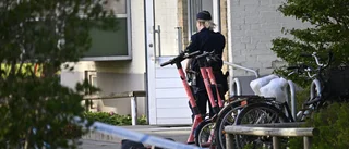 Tonårig pojke knivskadad i trappuppgång