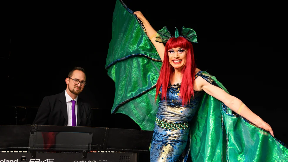 Dragshowartisten Inga Tvivel (Jan Ericson) och pianisten Daniel Englund. Pressbild.