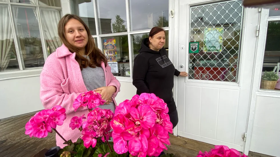 "Det är jättetråkigt och känns rätt hopplöst faktiskt", säger 19-åriga Julia Grabarczyk som får hjälp i kaféet av sin mamma Katarzyna.