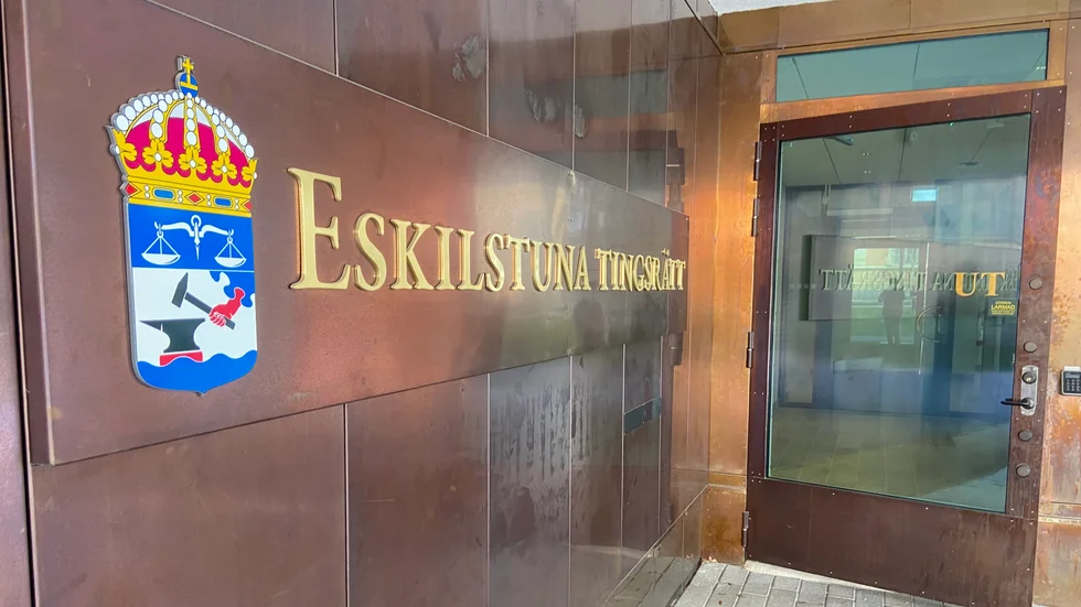 Eskilstuna tingsrätt valde att inte häkta den 31-årige Eskilstunabon trots att det föreligger sannolika skäl för att han haft sex med minderåriga.