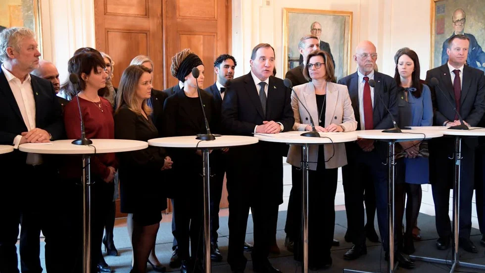 ”Äntligen är regeringen på plats, trots att Socialdemokraterna vann valet så har högersidan hävdat att dom vann valet i stället”, skriver Demokrat.