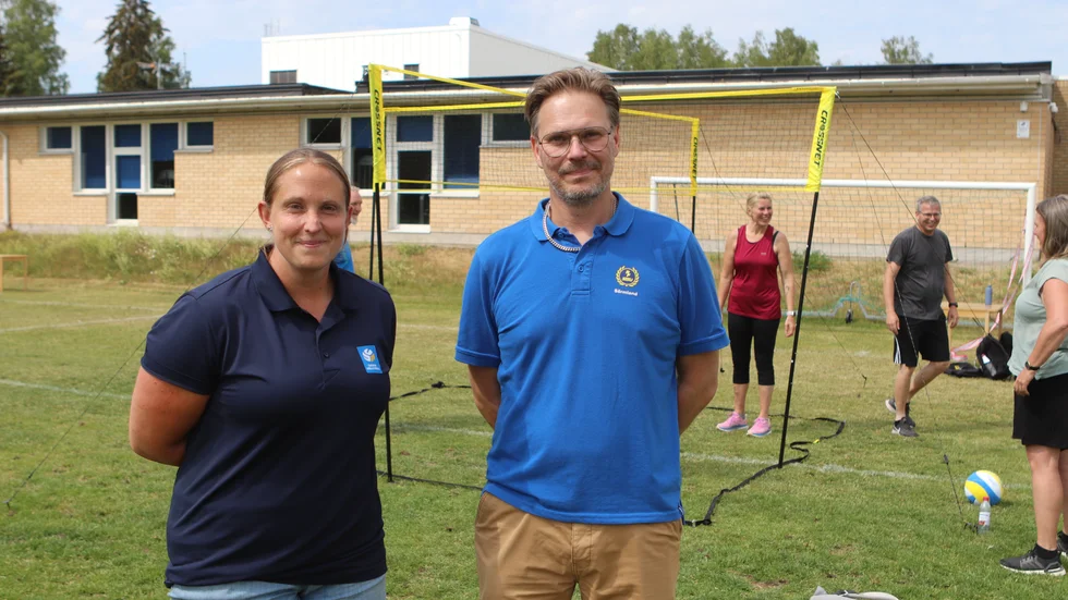 Micael Pettersson, till höger, var ansvarig för utbildningsdagen vid Duveholmshallen och Marie Wallén från Volleybollförbundet presenterade en ny variant av volleyträning över ett högt nät.