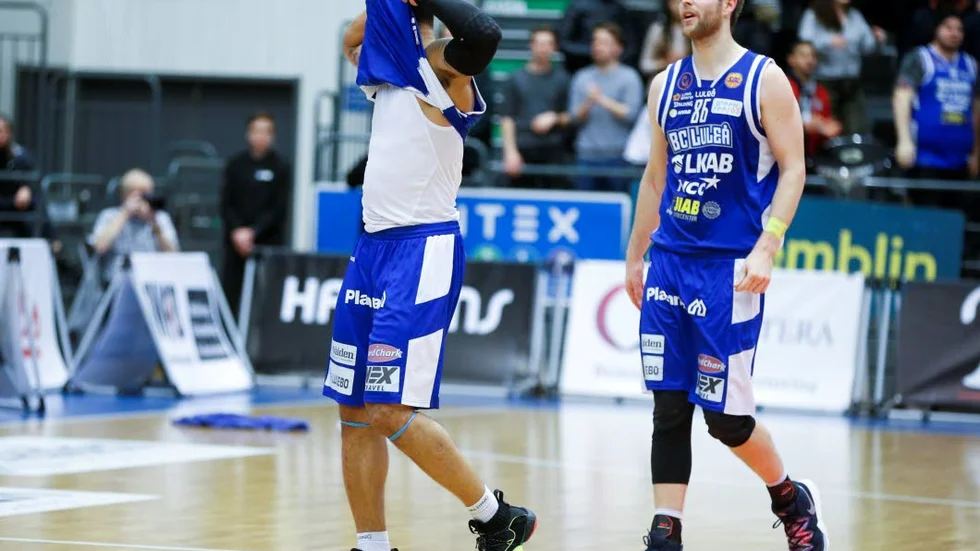 Tim Kearney är lagkapten och den spelare i laget som tar de tuffaste fajterna med motståndarnas tuffa spelare.