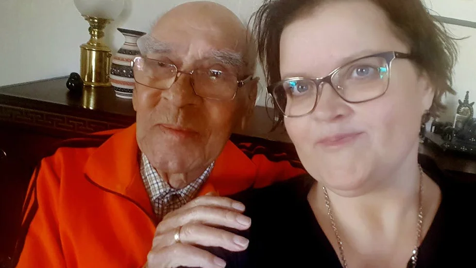 igil Deikmahns, 96 år och Angela Heginuz medverkade med ett eget sångnummer vid SPF Seniorerna Åkerbärets visafton.
