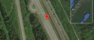 Fordon stillastående på väg 97 - helt stopp i ett körfält