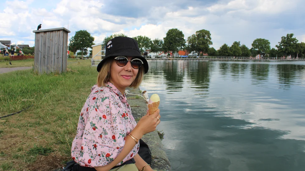 Negar Nuru har hallon som favoritsmak på glass. Idag äter hon sin hallon- och passionsglass vid vattnet, men blev besviken efter första slicket. "Den smakar nästan ingenting", säger hon.