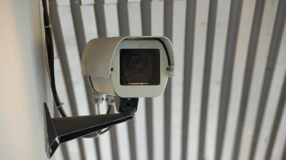 Enligt anmälan till Integritetsskyddsmyndigheten har anmälarens granne installerat en övervakningskamera som gör att han kan se in på anmälarens tomt på ett sätt som hotar integriteten.