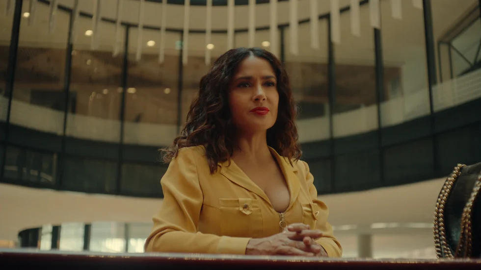 Salma Hayek spelar en AI-genererad version av en mellanchef som ser sitt liv spelas upp på ett förnedrande sätt utan godkännande. En scenario som kan bli verklighet inom en nära framtid. Pressbild.