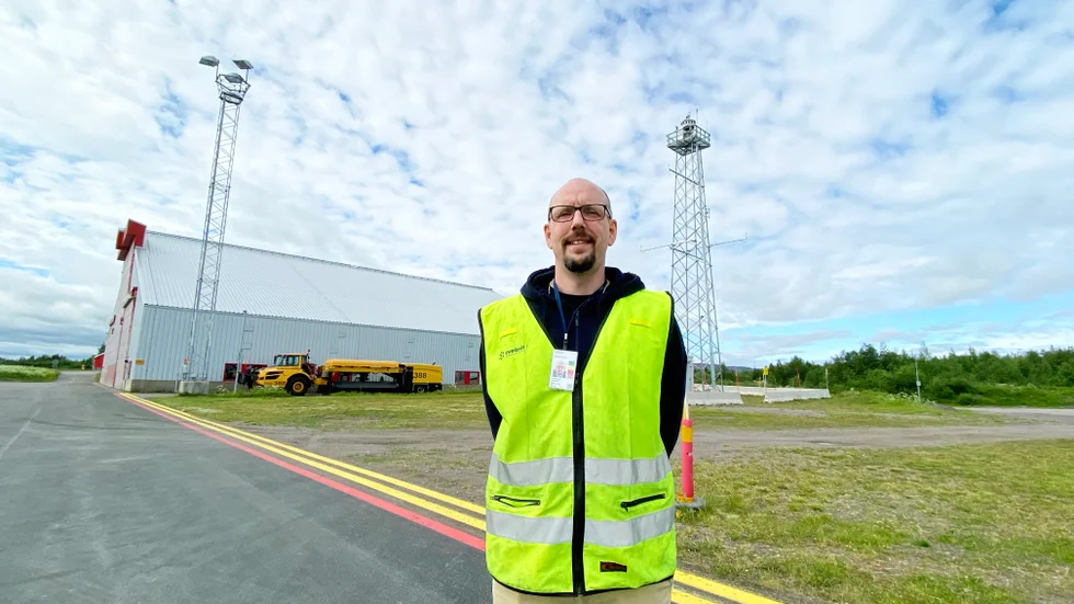 Andreas Fredriksson på Kiruna airport. Flygledartornet i bakgrunden är fjärrstyrt och har varit igång under två år och fungerar ypperligt, menar Andreas Fredriksson, flygplatschef. Nu vill man bara ha fler flyg som kan fjärrstyras. 