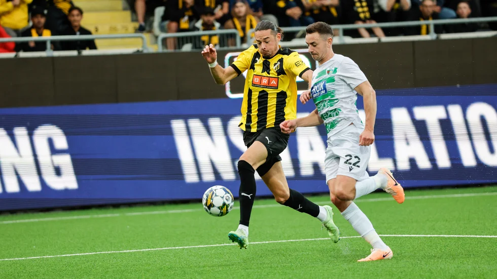 Häckens Amor Layouni (till vänster) frälste Häcken i sin första allsvenska match för klubben. Arkivbild.