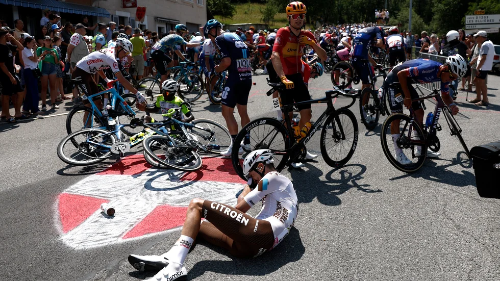 En åskådare av Tour de France skulle ta en selfie. Vilket orsakade en jättekrasch. Därefter manade Tour de France officiella twitterkonto till försiktighet mot sina åskådare. I tätstriden fortsätter det vara hiskeligt spännande. Endast tio sekunder skiljer mellan cykelsportens två giganter Tadej Pogacar och Jonas Vingegaard.