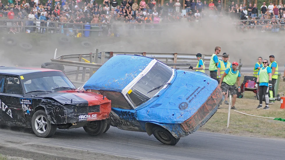 Ulf Eriksson, Oskarshamns RRC, vann A finalen i Semesterracet. Här kör han på två hjul i finalen.