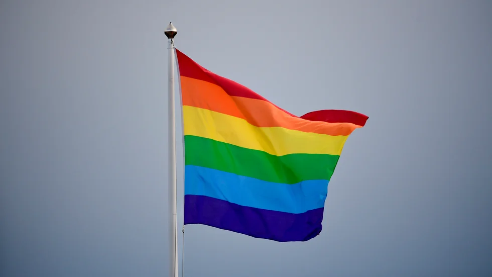Flera hbtq-personer protesterar mot lagen i den amerikanska delstaten Montana, som förbjuder dragqueens och dragkings från att läsa böcker för barn på bibliotek och skolor. Arkivbild.