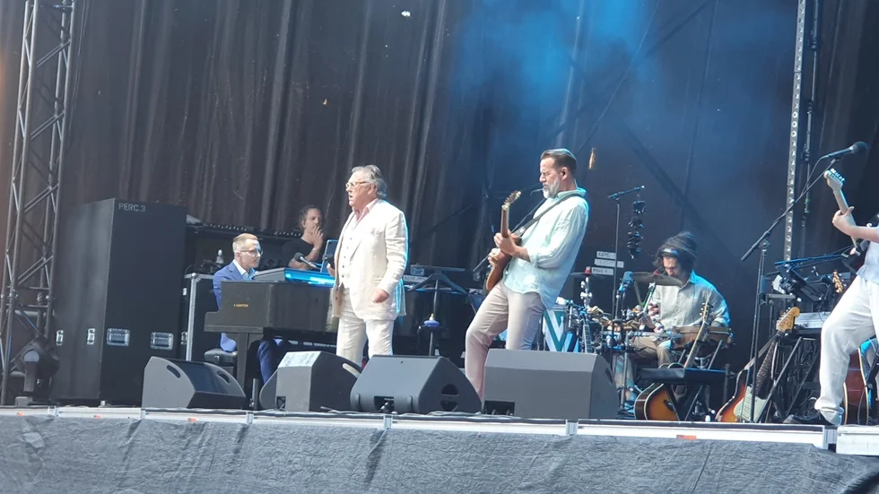 Klassikerna "Judy min vän" och "Drömmen om Elin" var några av låtarna som Tommy Körberg inledde kvällen med.