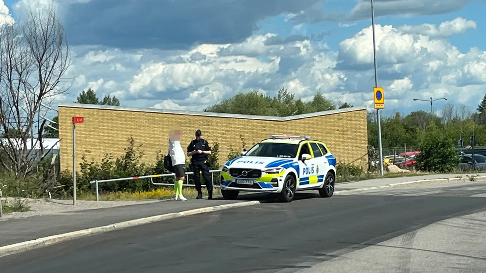 Flera poliser ryckte på söndagseftermiddagen ut till Gamla Tanneforsvägen. Här samtalar en polis med ett potentiellt vittne. 