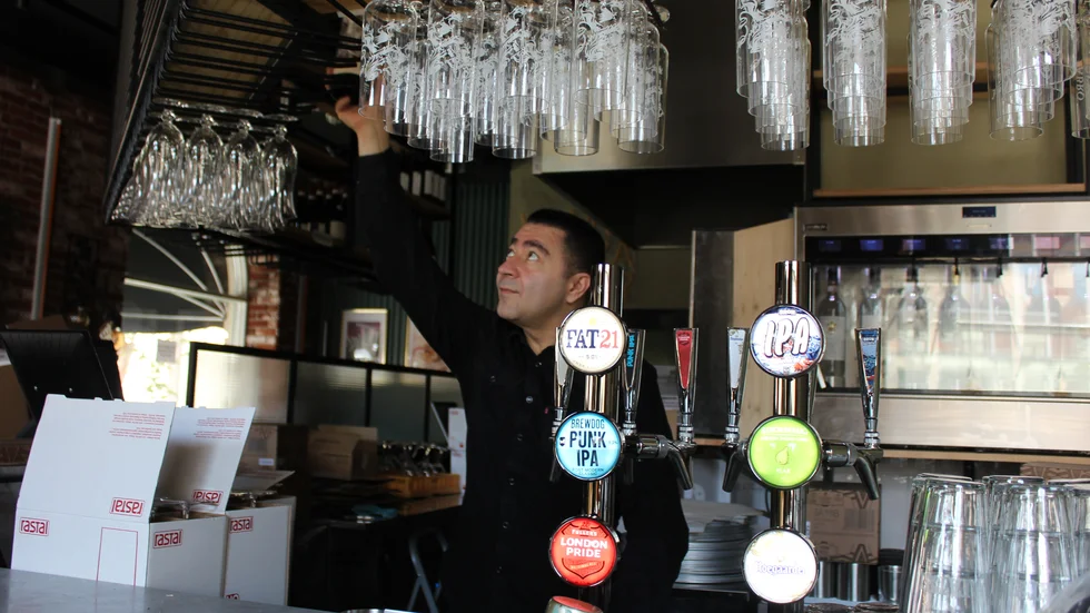Det kommer inte bara finnas möjlighet att avnjuta ett glas på baren, utan även vinprovningar och utbildningar kommer hållas då och då. 