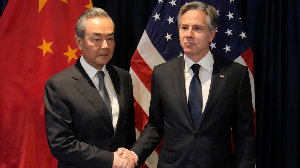 Kinas toppdiplomat Wang Yi skakar hand med USA:s utrikesminister Antony Blinken under torsdagens möte i Jakarta.