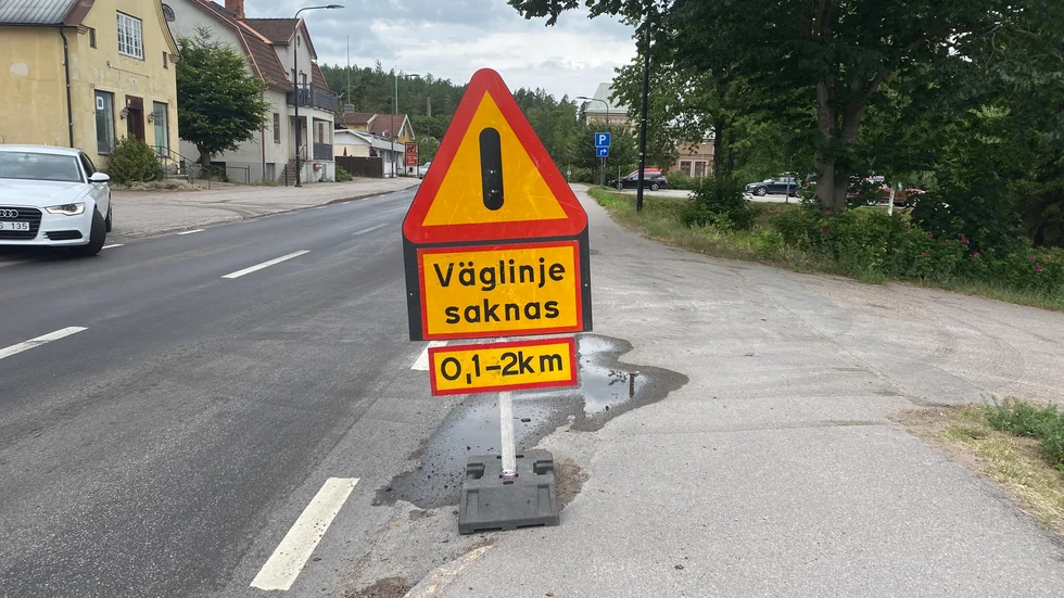 Nu är det enbart en skylt kvar som varnar för att väglinje saknas. 