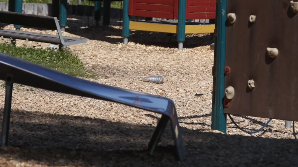 Flera mystiska flaskor hittades vid lekparken.